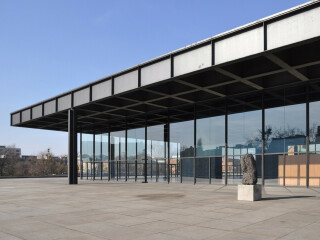 Die Pfosten-Riegel-Fassade der Neuen Nationalgalerie in Berlin besteht aus thermisch nicht getrennten Stahlprofilen (Zustand vor der Sanierung). Ludwig Mies van der Rohe