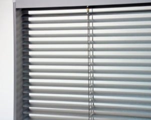 Isolierglas mit innenliegender Jalousie zur Tageslichtlenkung
