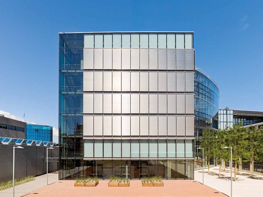 Außen liegender Sonnenschutz s_enn aus Micro-Edelstahllamellen von MHZ an der Fassade des Merck Serono Headquarter in Genf, Architekten: Murphy/Jahn