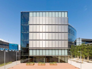 Außen liegender Sonnenschutz s_enn aus Micro-Edelstahllamellen von MHZ an der Fassade des Merck Serono Headquarter in Genf, Architekten: Murphy/Jahn