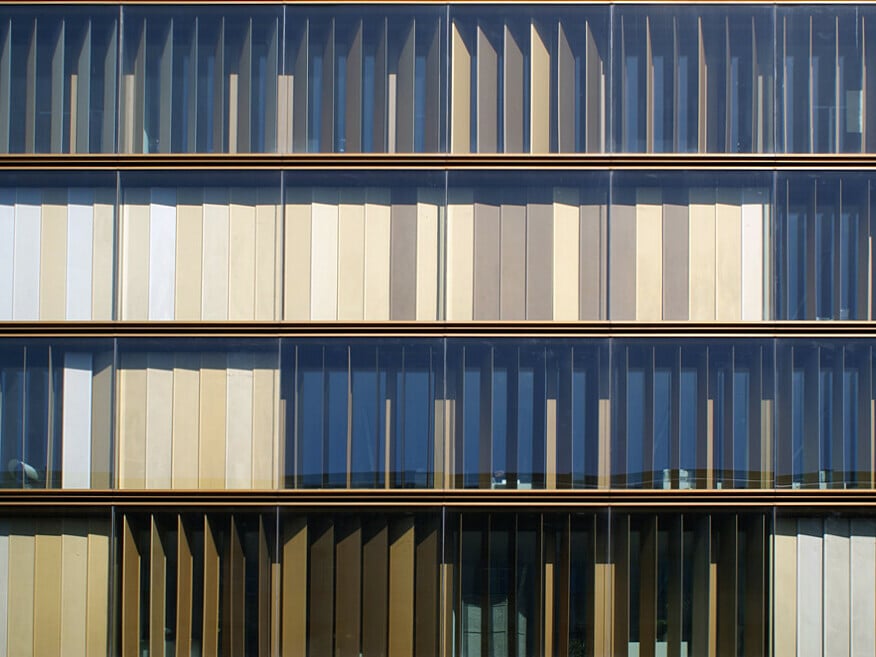 Doppelfassade mit in den Scheibenzwischenraum integrierten, beweglichen Sonnenschutzlamellen