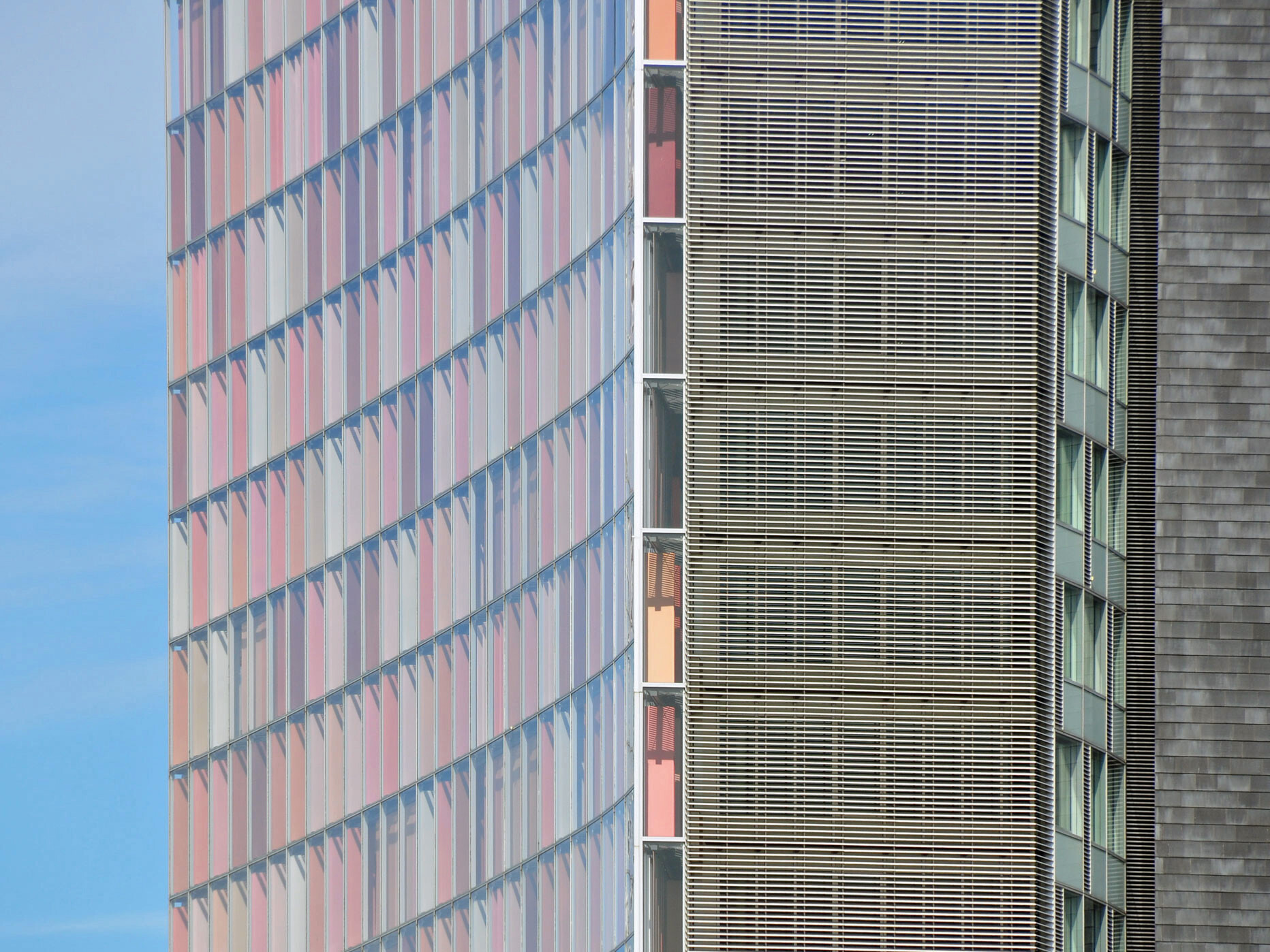 Doppelfassade am Rocket Tower (ehemaliges GSW-Hochhaus) in Berlin mit beweglichem Sonnenschutz zwischen den Fassadenschichten (Architektur: Sauerbruch Hutton Architekten, Berlin)