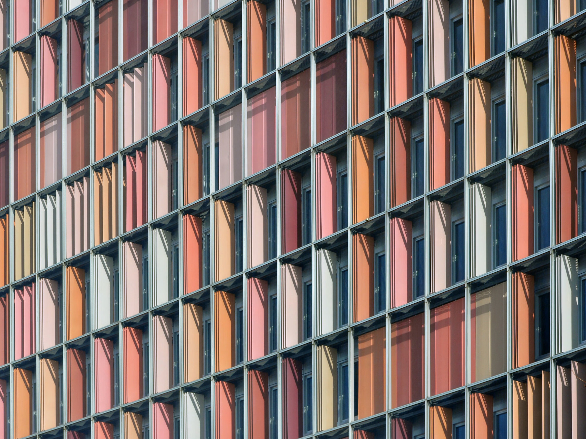 Doppelfassade am Rocket-Tower (ehemaliges GSW-Hochhaus) in Berlin mit beweglichem Sonnenschutz zwischen den Fassadenschichten (Architektur: Sauerbruch Hutton Architekten, Berlin)