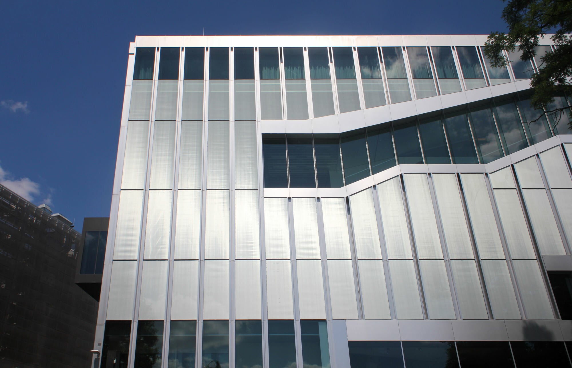 Metallgewebe als Sonnenschutz im Scheibenzwischenraum an der Niederländischen Botschaft in Berlin (Architektur: Rem Koolhaas / OMA, Rotterdam)