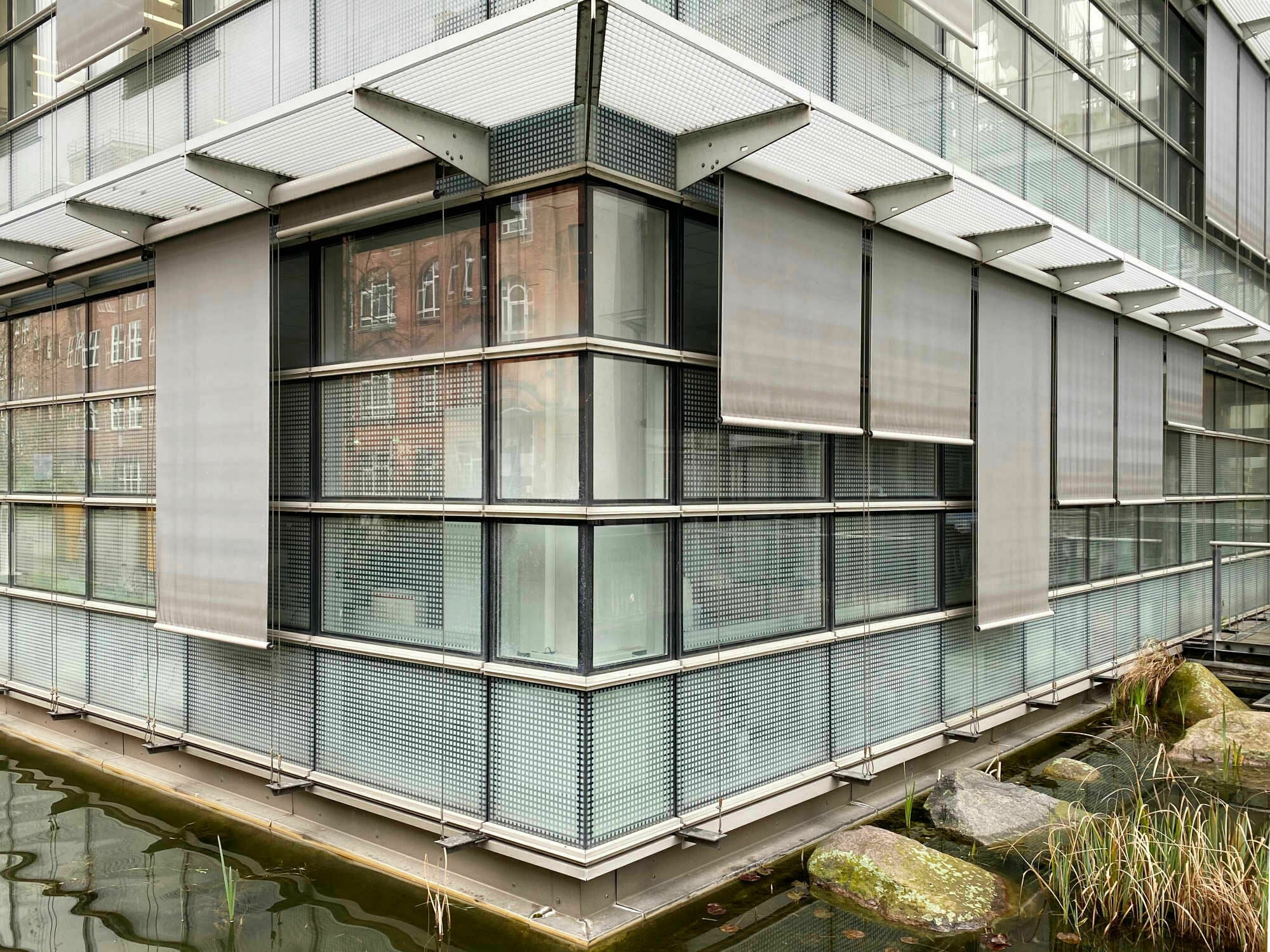 Beklebtes oder bedrucktes Glas an einem Verwaltungsgebäude in Berlin