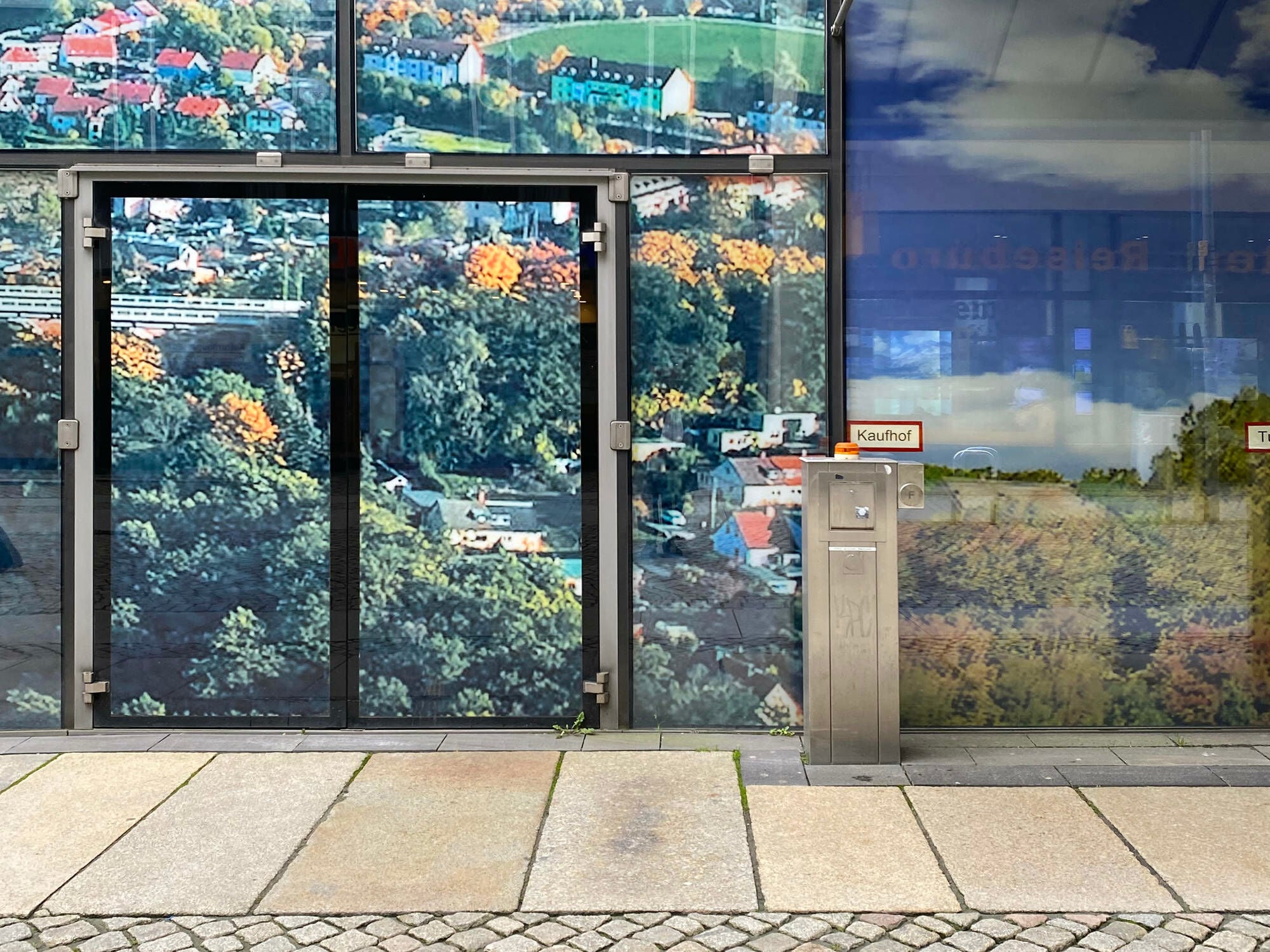 Beklebte Glasflächen am Seiteneingang eines Kaufhauses in Chemnitz