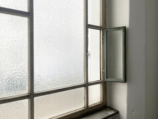 Ein Ziel des Lüftens ist, Feuchtigkeit aus der Raumluft nach draußen zu transportieren.  