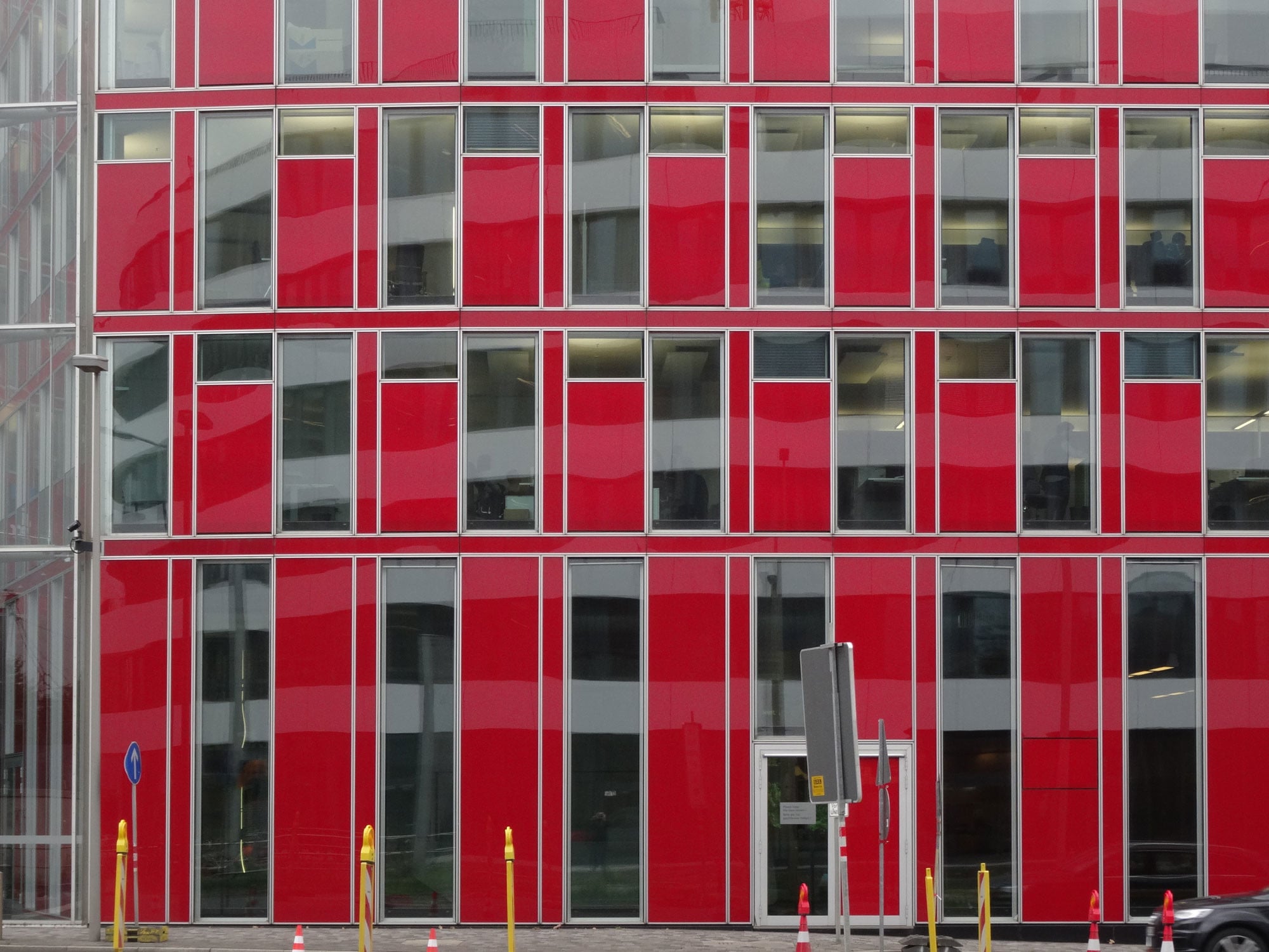 Bürogebäude Capricorn in Düsseldorf (von Gatermann + Schossig): Fassadenmodule mit dezentralen Lüftungsgeräten