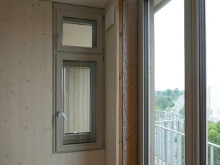 Wie warm die raumseitigen Oberflächen sind, hängt einerseits von der Temperaturdifferenz zwischen Innen- und Außenraum ab, andererseits vom Wärmedurchgangswiderstand der Bauteilschichten.