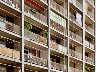 Verschattung ist ein mögliches bauliches Mittel für einen guten sommerlichen Sonnenschutz.