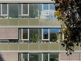 Der Fensterflächenanteil, die Art der Verglasung, Sonnenschutz und thermisch aktivierbare Bauteile – all diese Faktoren tragen dazu bei, dass Innenräume auch im Hochsommer behaglich sind.