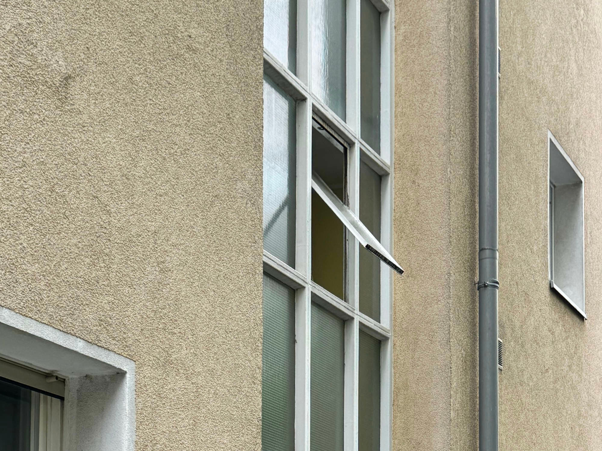 Bei diesem Wohnhaus aus den 1950er-Jahren wird per Hand gelüftet. 