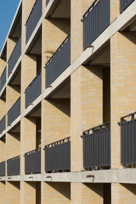 Die Balkone sind für optimalen Lichteinfall nach Südwesten ausgerichtet