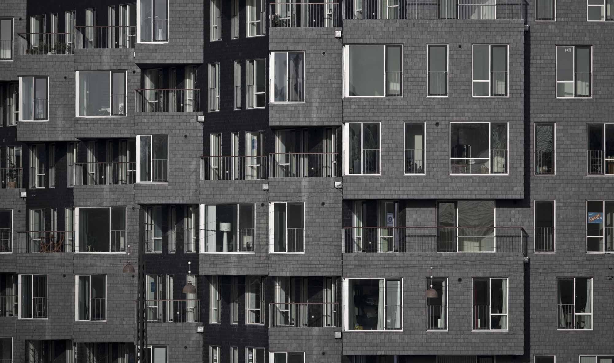 Ausschnitt der vor- und zurückspringenden Schieferfassade (straßenseitig)