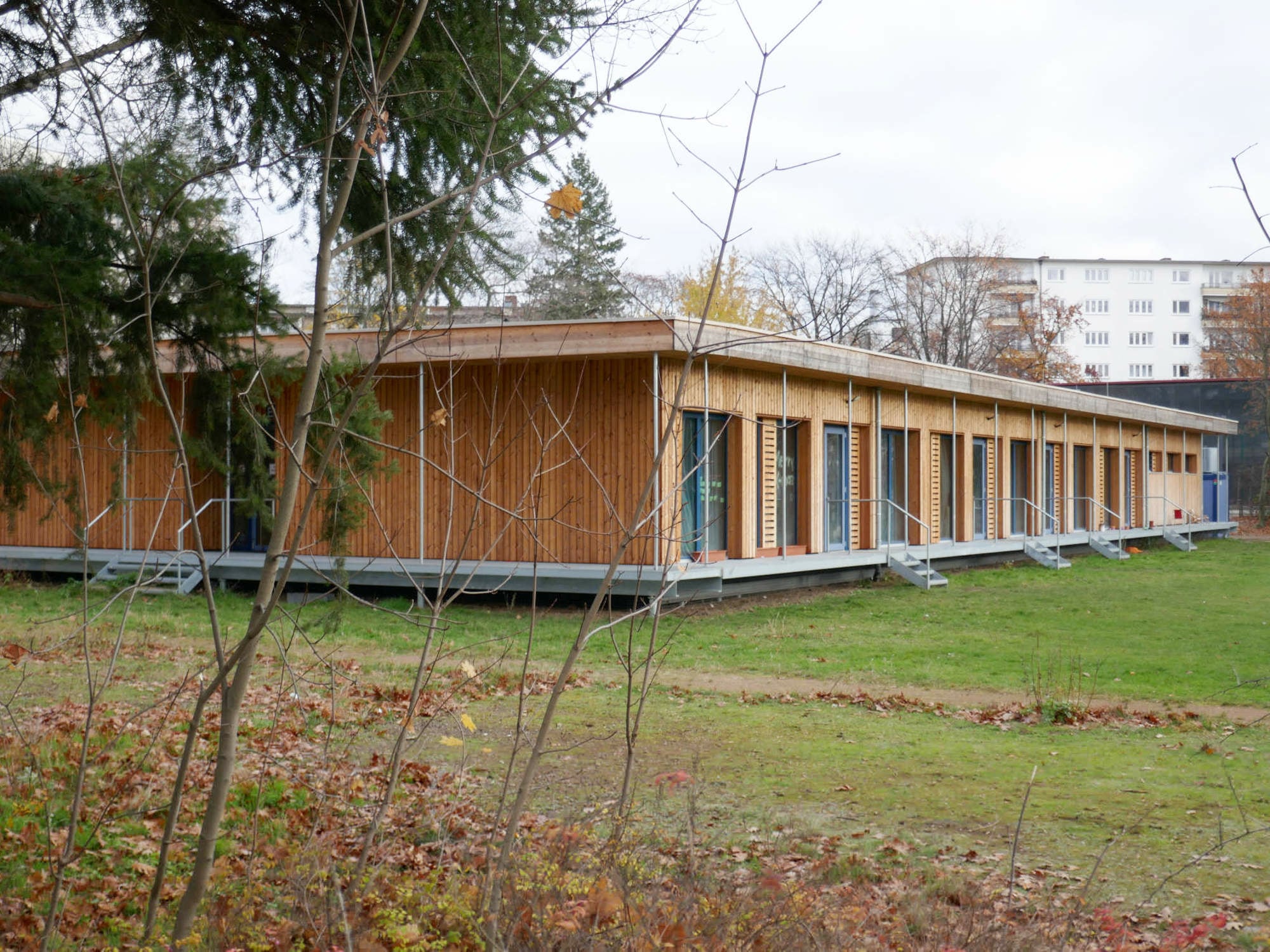 Große Dachüberstände und Vordächer gelten als bester Holzschutz.