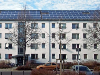 Bei der Errichtung von neuen PV-Anlagen auf Dächern oder an Fassaden ist zunächst keine Genehmigung erforderlich. 