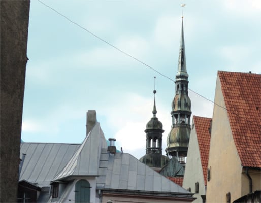 Ziegel- und Blechdächer in der Altstadt von Riga/LV