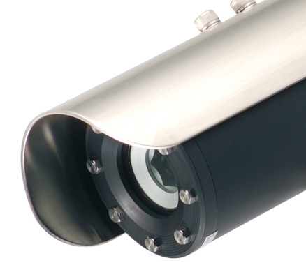 Bei einer Lichtstärke von über 2 Lux erstellt die Kamera farbige Videoaufnahmen, liegt die Lichtstärke darunter, schaltet sie automatisch in den lichtempfindlicheren Schwarz-Weiß-Modus