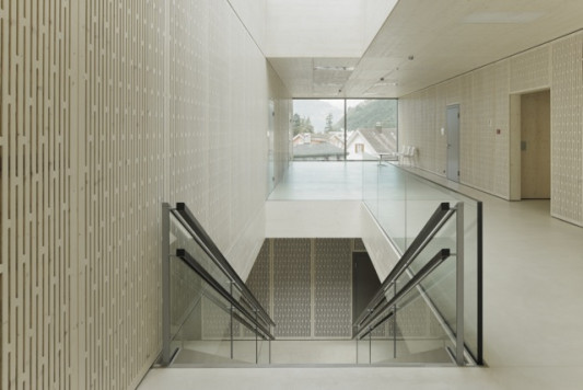 Von der Treppe mit angrenzender Aufenthaltszone sind in jedem Stockwerk andere Ausschnitte der Landschaft zu sehen