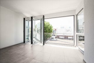 Fensterwände bestehen aus mehreren Fenster- und/oder Türelementen, im Bild das Glasfaltwand-System Highline von Solarlux.