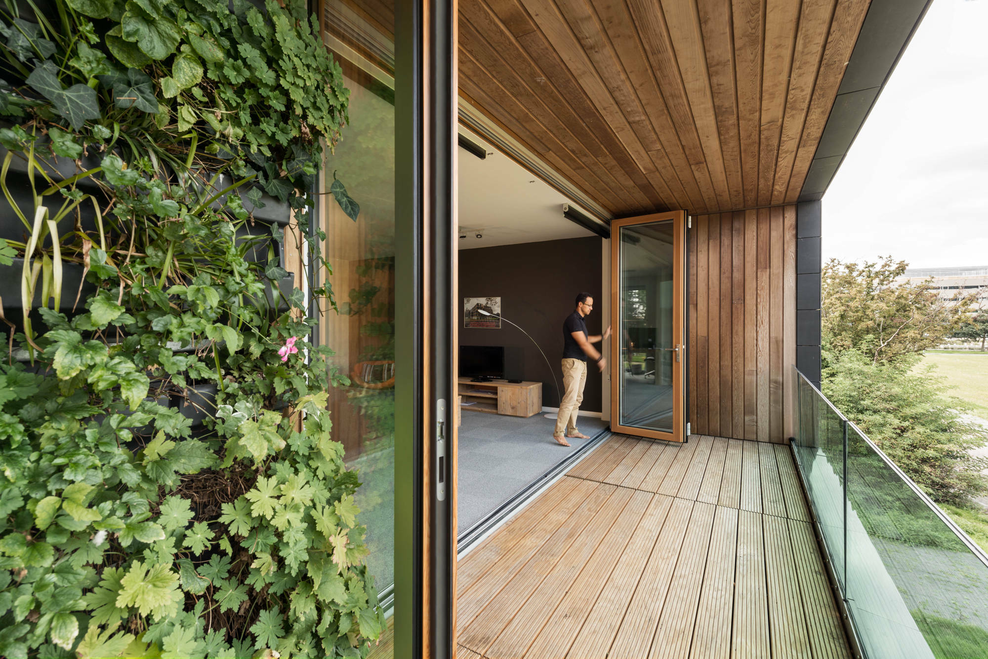 Bei der Planung von Fensterwänden muss die Reinigungsmöglichkeit berücksichtigt werden, im Bild die die Glasfaltwand Combiline von Solarlux mit Holz-/ Aluminium-Profilen.