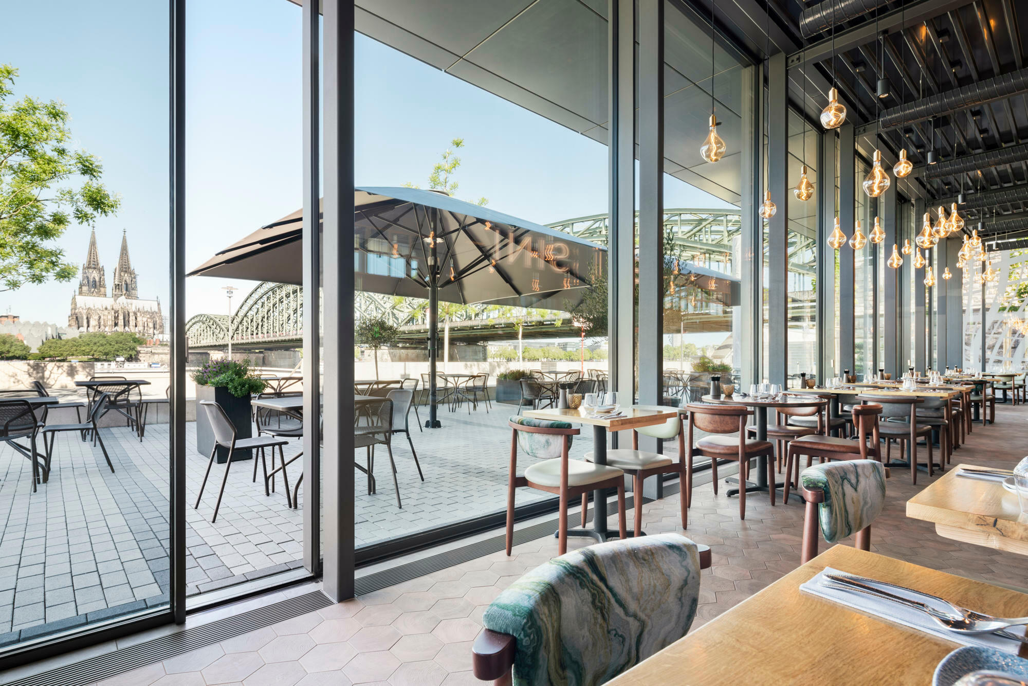 Für Baubreiten ab 1,30 m werden häufig Schiebetüren verwendet. Im Pavillon vor dem Hyatt Regency Hotel in Köln besteht die Glasfront aus Schiebefenstern (Serie Cero von Solarlux).