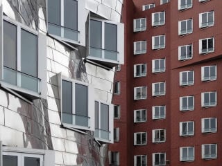 Alurahmen-Fenster im Düsseldorfer Neuen Zollhof, Architektur: Frank O. Gehry
