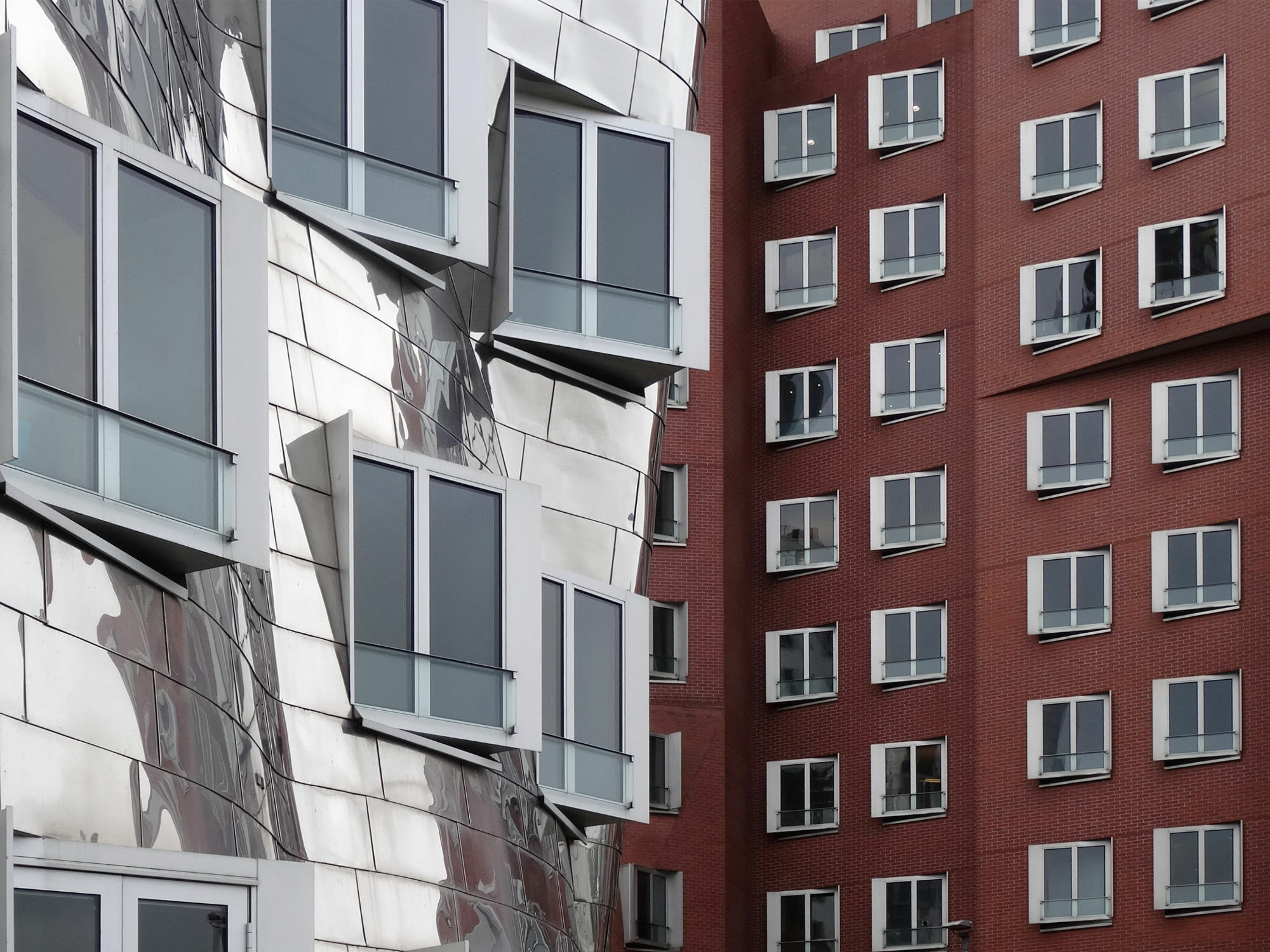 Alurahmen-Fenster im Düsseldorfer Neuen Zollhof, Architektur: Frank O. Gehry