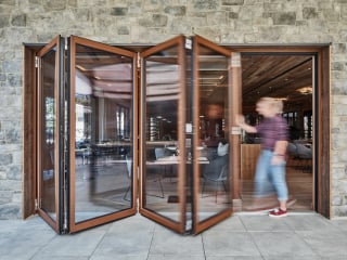 Falttüren bestehen aus einer fast schon beliebigen Anzahl von vertikalen Elementen, die über gelenkige Scharniere verbunden zu einer Art Zickzack zusammengeschoben oder – wie der Name sagt – gefaltet werden. 