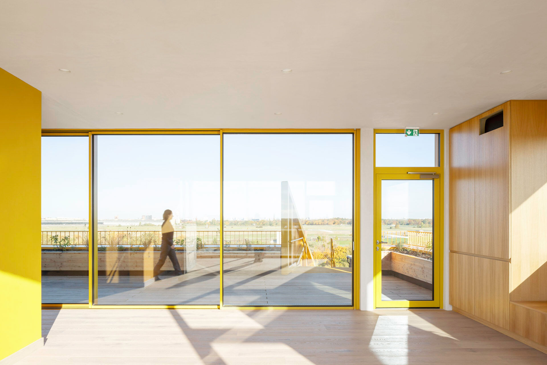 Raumhohe Schiebefenster in der Pavillonkonstruktion im Haus 1 der Atelier Gardens in Berlin; Architektur: MVRDV und Hirschmüller Schindele Architekten