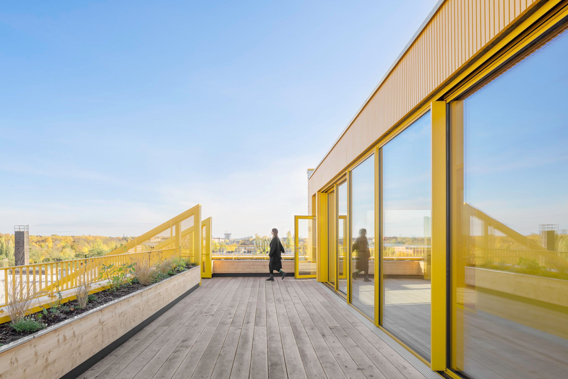 Bei dem Berliner Projekt entschieden sich die Planenden für eine sechsteilige Schiebefenster-Anlage des Systems cero-III von Solarlux.