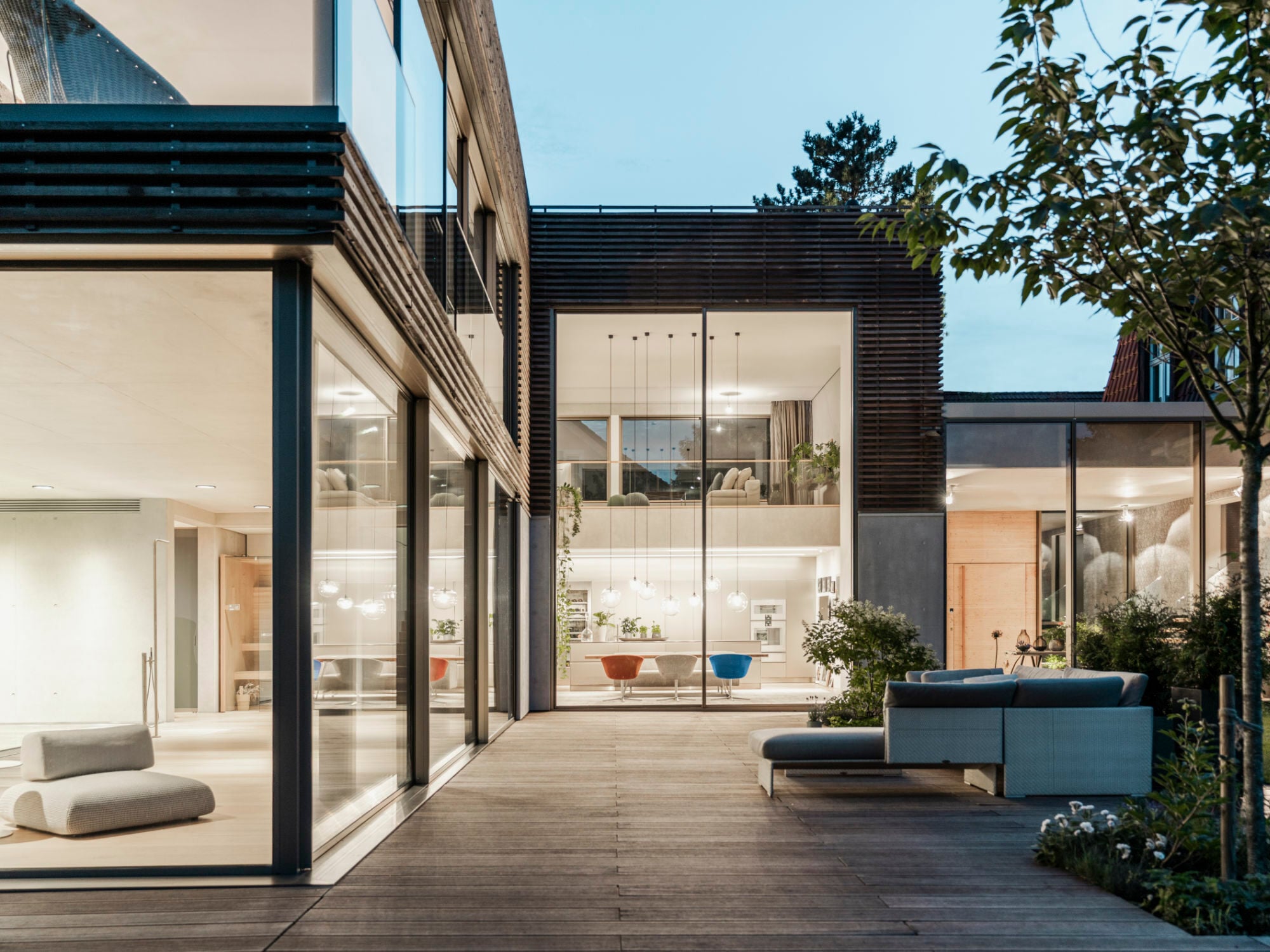 Schiebefenster bestehen aus einem Blendrahmen und Flügeln, die in einem Schienen- bzw. Nutsystem seitlich verschoben werden (im Bild: großformatige Schiebefenster cero-III von Solarlux mit schmalen Rahmen)