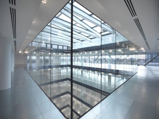 Das Brandschutzglas im XXL-Format von Vetrotech Saint-Gobain heißt Contraflam Mega und ist Abmessungen von 2,30 x 4,60 m erhältlich.