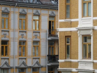 Die freie Lüftung erfolgt auf natürliche Weise, ohne Ventilator: Unter Einfluss von Wind, thermischem Auftrieb oder dem Gewichtsunterschied der Luft bei Temperaturdifferenzen zwischen innen und außen strömt die frische Außenluft über undichte Öffnungen in der Gebäudehülle ins Innere