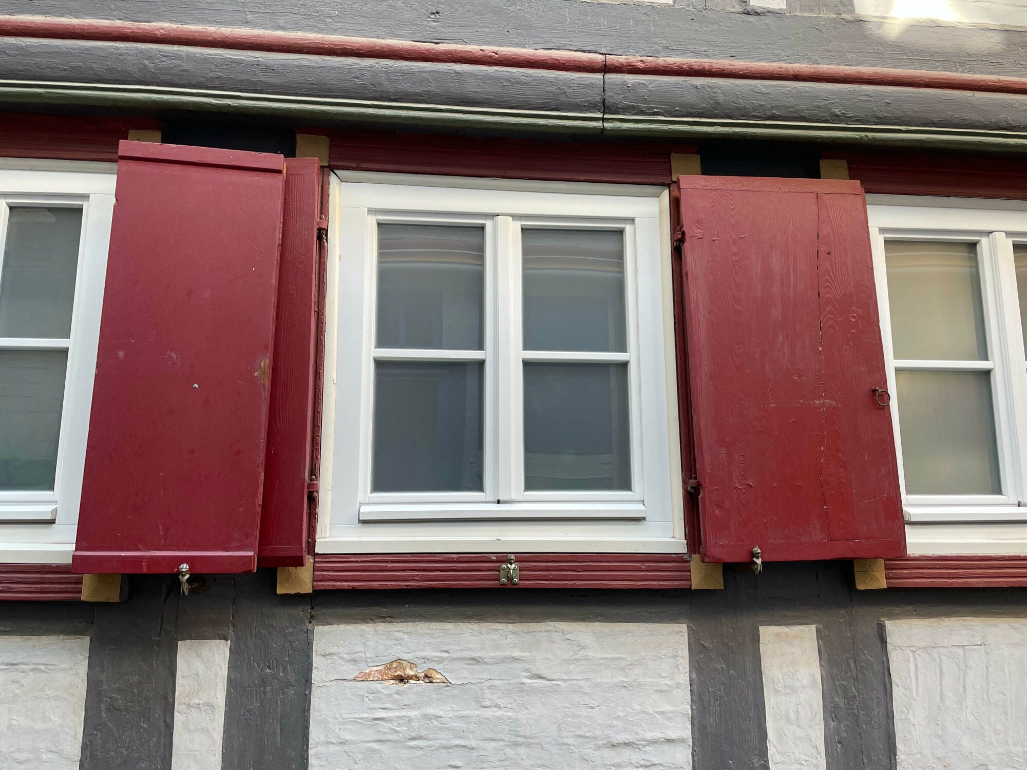 Fensterläden an einem Fachwerkbau in Quedlinburg