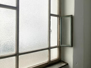 Treppenhausfenster mit Lüftungsflügel, innen anschlagend