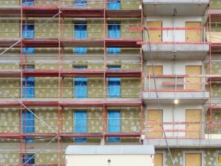Die DIN 4172 Maßordnung im Hochbau definiert dazu die beiden Begriffe Baurichtmaß und Nennmaß (im Bild: Wohnhaus im Bau. Ausschnitt mit Fensteröffnungen).
