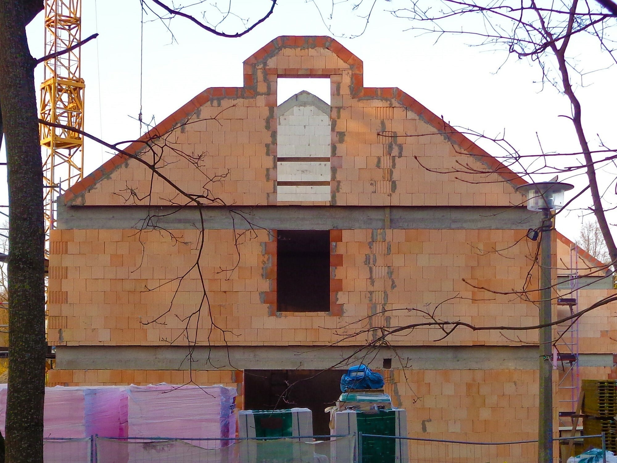 Wohnhaus im Bau: Ausschnitt mit Fensteröffnungen