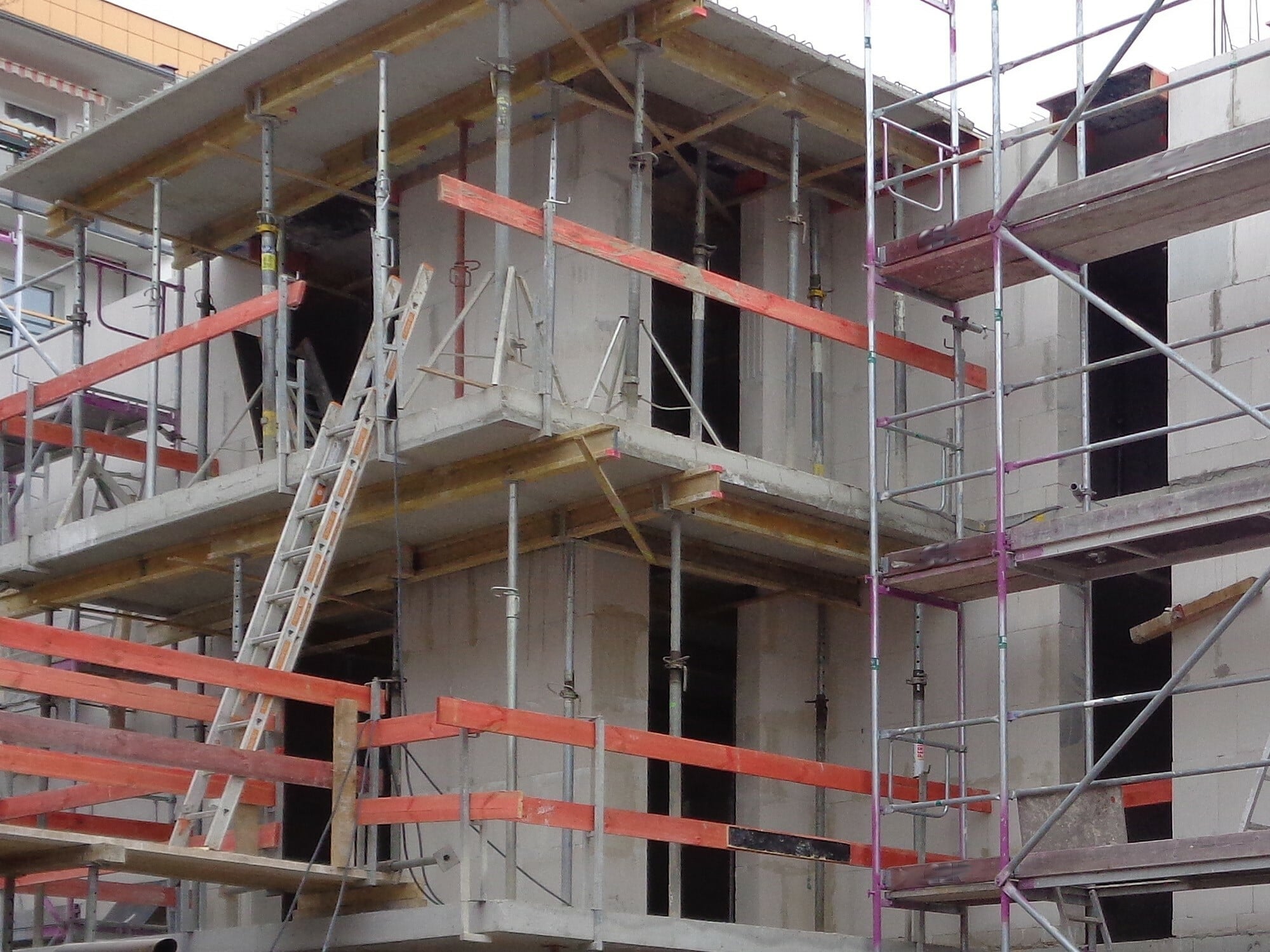 Wohnhaus im Bau. Ausschnitt mit Türöffnungen