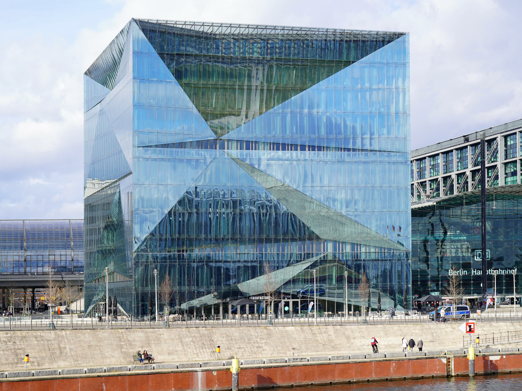 Vollverglaste, hinterlüftete Doppelfassade des „cube berlin“. Die äußere Glasschicht besteht aus Verbundsicherheitsglas mit Sonnenschutzbeschichtung und solarabsorbierenden PVB-Folien.
