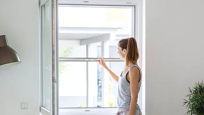 Maßgefertigte Fliegengitter von MHZ für Fenster, Dachfenster, Türen und Lichtschächte