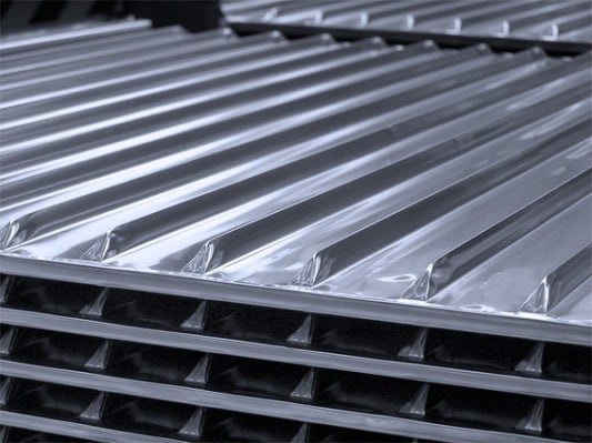 Bei Plattenwärmetauschern strömt die Luft durch ein Paket aus parallelen, dünnen Aluminium- oder Edelstahlplatten.