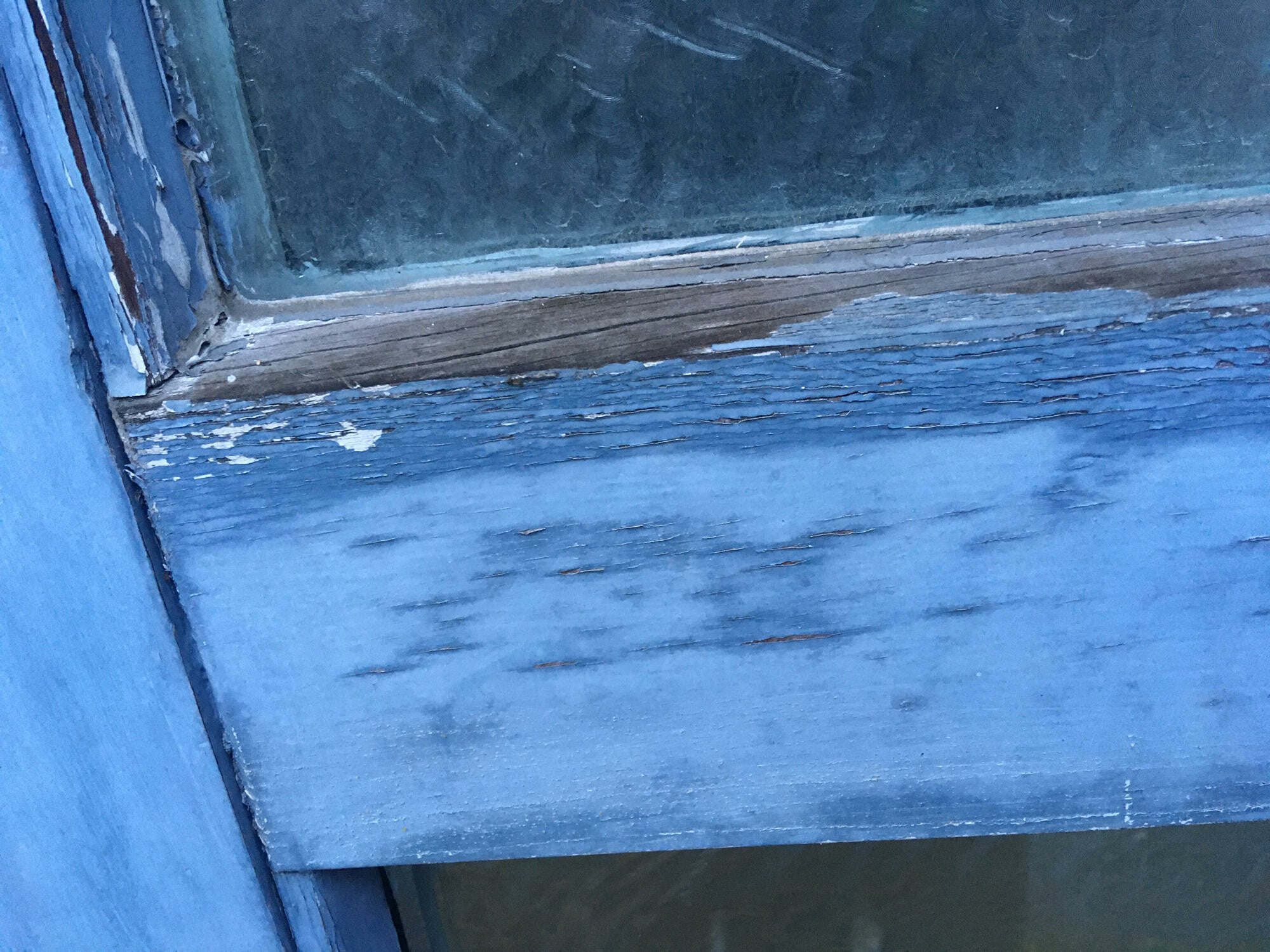 Schäden an der Rahmenverbindung von Holzfenstern 