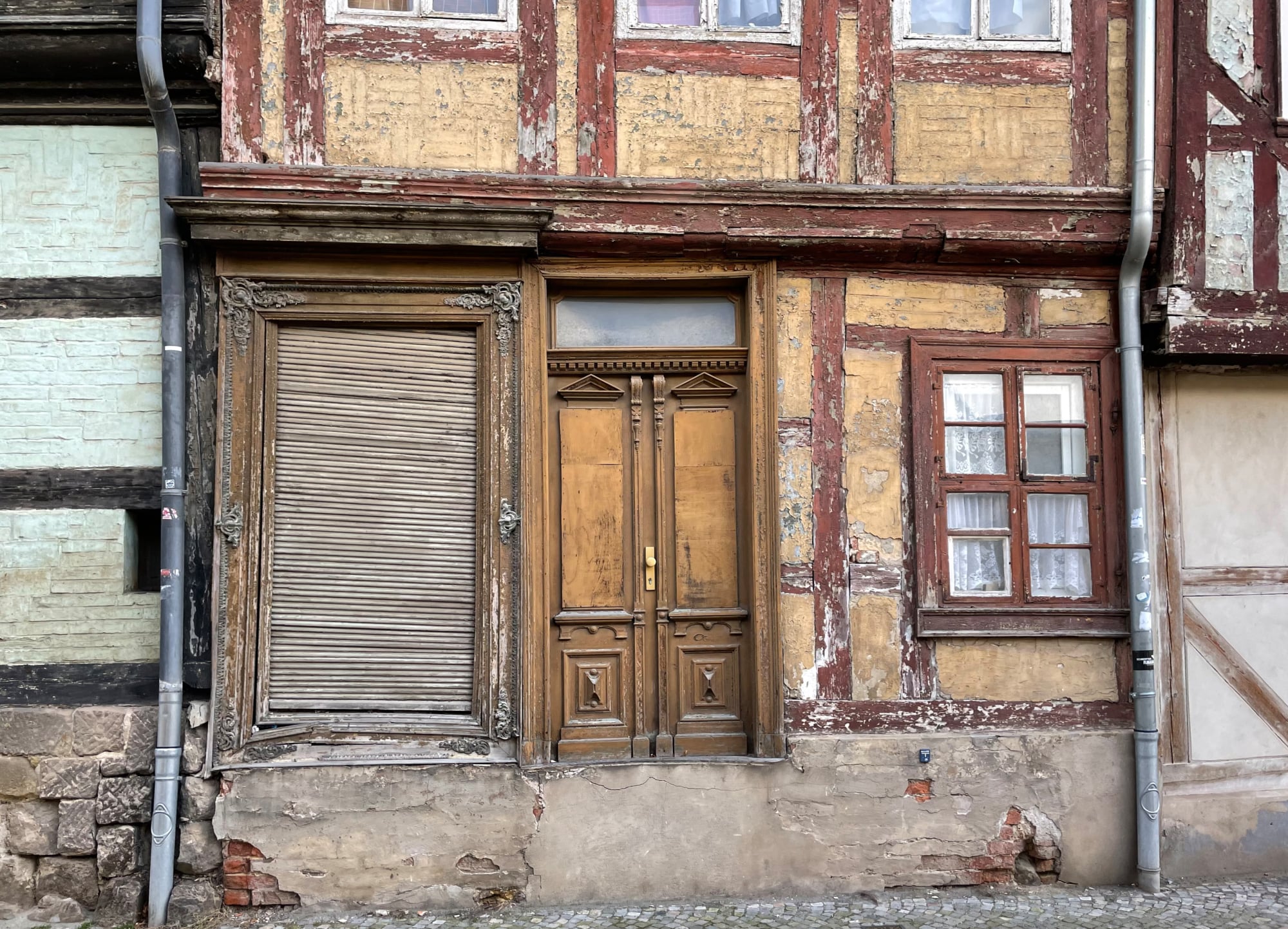 Abplatzende Farbe bei einem Fachwerkbau in Quedlinburg