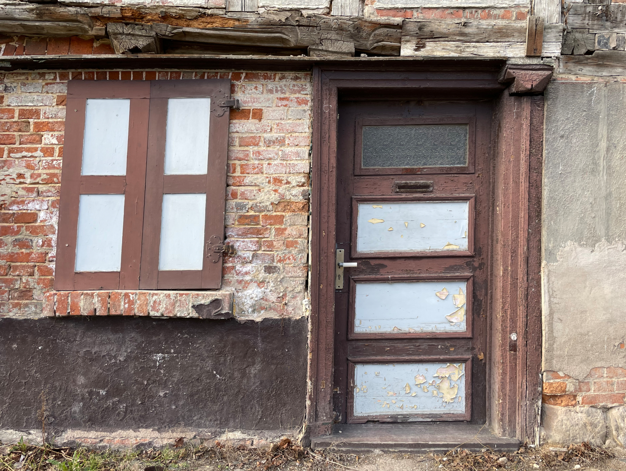 Abplatzende Farbe bei einer Tür im Fachwerkbau von 1683 in Quedlinburg