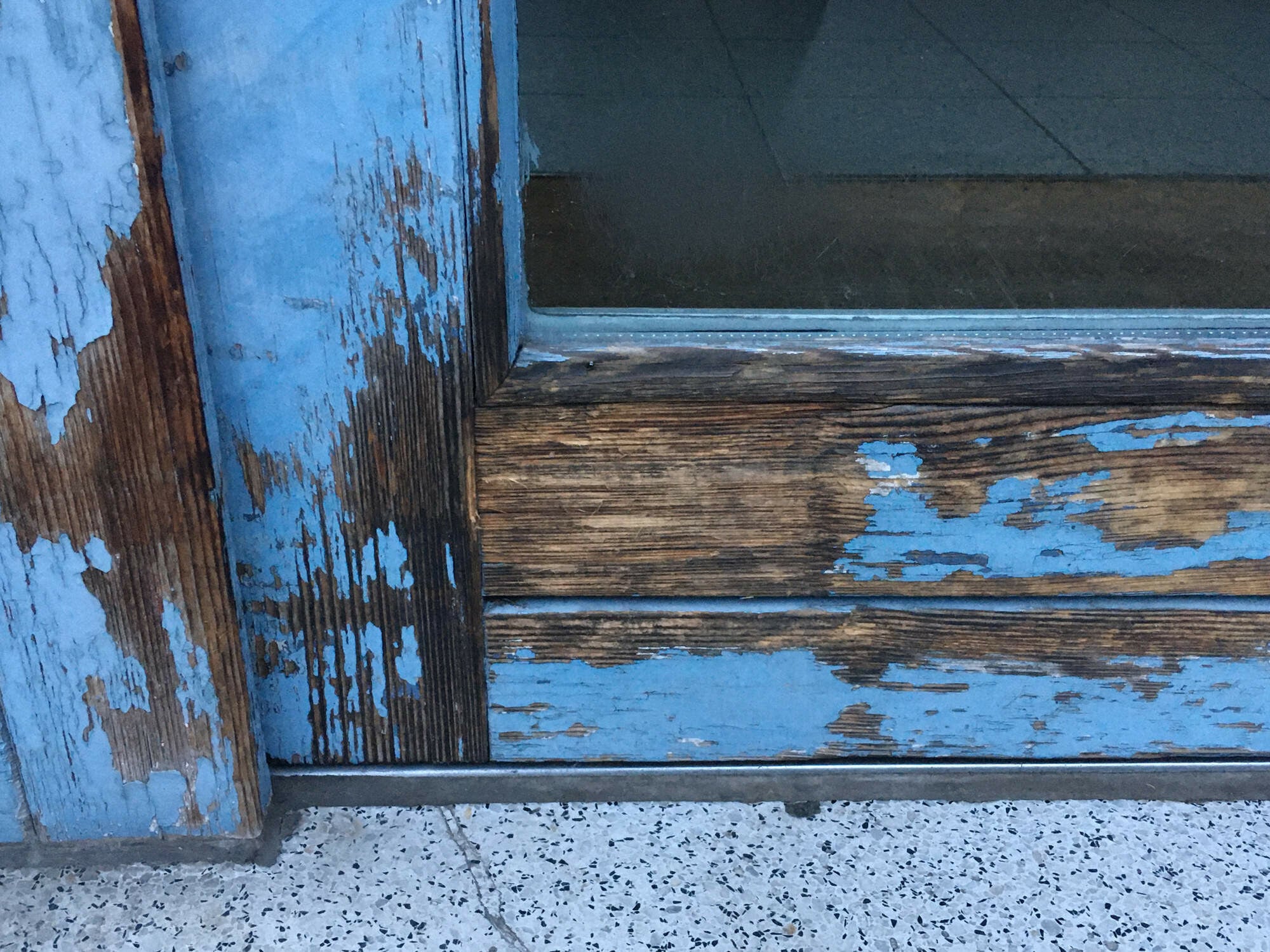 Abplatzende und abblätternde Anstriche an Holzfenstern und -türen