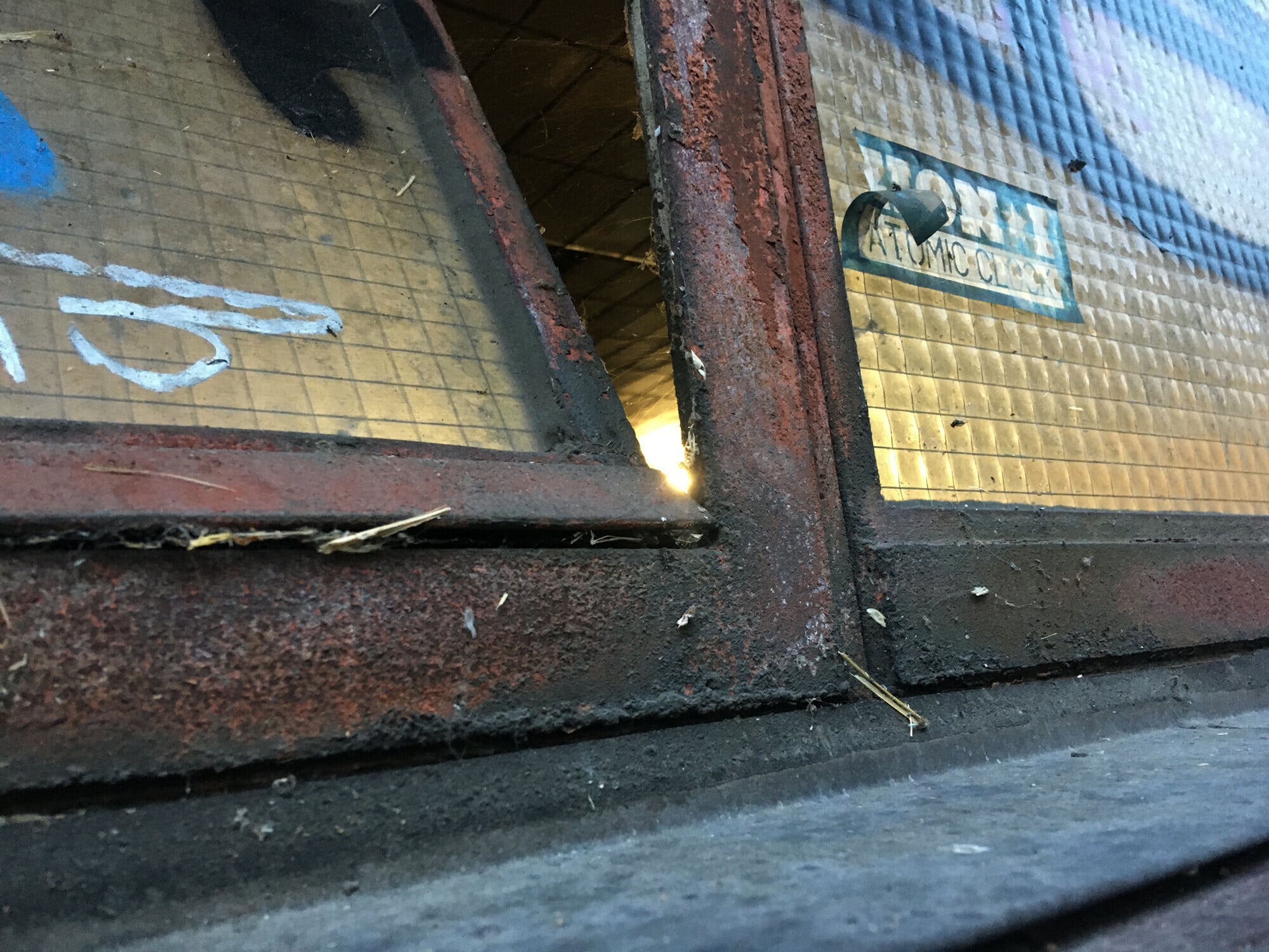 Rost ist als Korrosion und Oxidation ein natürlicher Prozess, bei dem Metalle, Sauerstoff und Feuchtigkeit bzw. Wasser chemisch miteinander reagieren und sich die Metalle zersetzen (im Bild: rostige Stahlfenster in einem Lagerhaus).