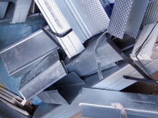 Reste von Trockenbau-Profilen aus Stahl und Aluminium werden als Metalle gesondert gesammelt.
