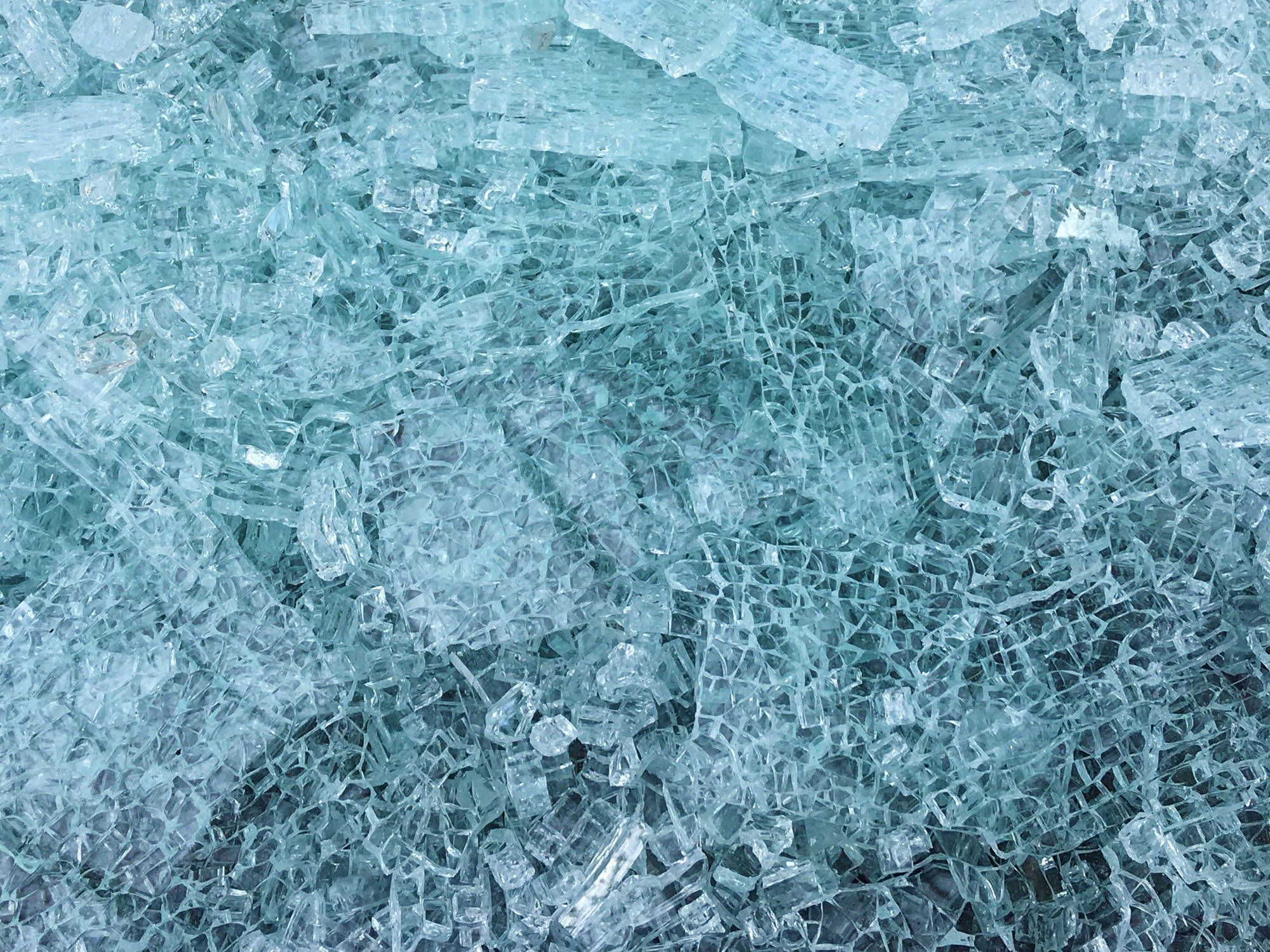 Das für ein mögliches Recycling zur Verfügung stehende Fensterglas kann je nach ursprünglicher Verwendung beschichtet, bedruckt, emailliert, mit Gasen gefüllt, gefärbt usw. sein. Eine Reinigung dieser Glasreste und -scherben gemäß der Anforderungen an Fensterglas ist derzeit verfahrenstechnisch aufwendig und damit wirtschaftlich kaum praktizierbar.
