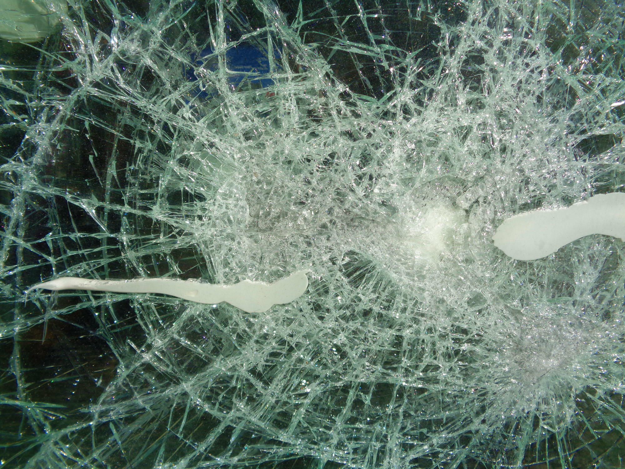 ... Fensterglas ein mittlerweile komplexer und in Teilen hochkomplizierter Werkstoff ist, der neben weiteren Eigenschaften extrem rein von unerwünschten Beistoffen und außerdem farblich kontrollierbar sein muss.